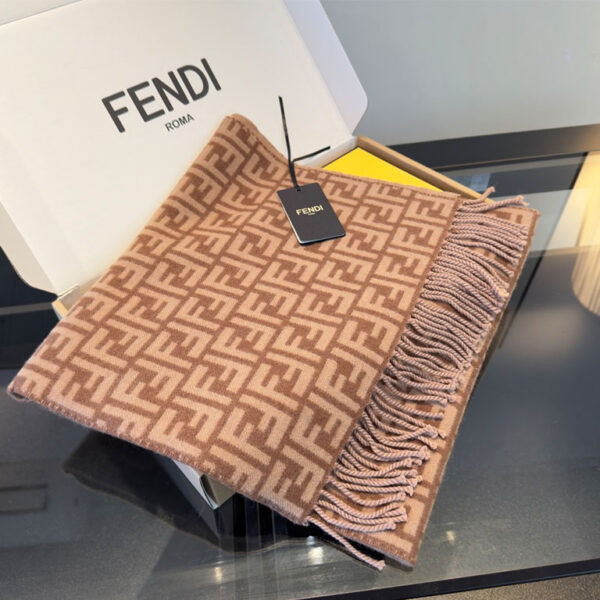新款极品‼️Fendi今年最火的围巾