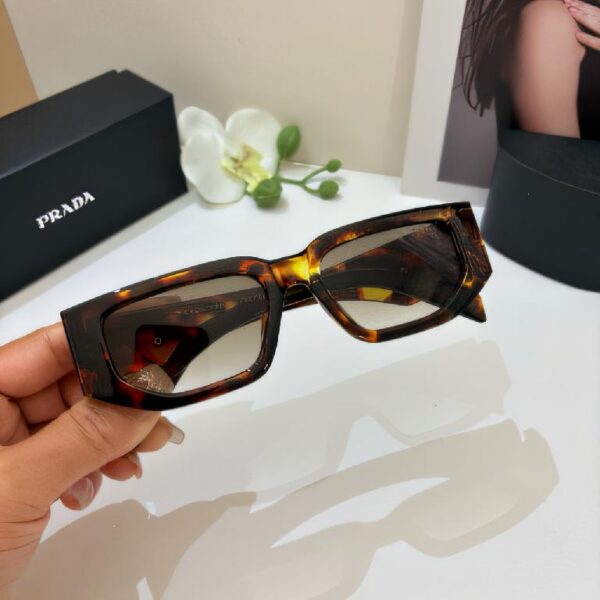 普拉达 Prada Symbole 系列方形太阳镜 花框