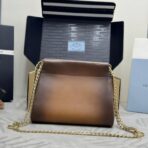 普拉达 (Prada)  焦糖色小牛皮翻盖链条手袋 - Imagem 2