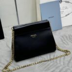 普拉达 (Prada)  黑色小牛皮翻盖链条手袋