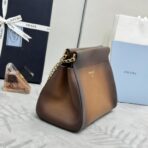 普拉达 (Prada)  焦糖色小牛皮翻盖链条手袋 - Imagem 4