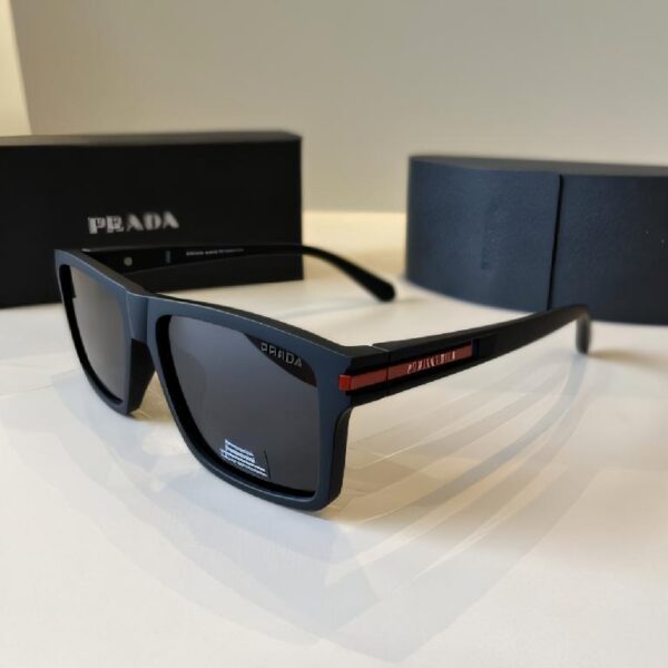 普拉达（Prada）Linea Rossa 系列红标方框太阳镜