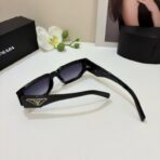 普拉达（Prada）SPR09Z 系列黑色方框三角标太阳镜