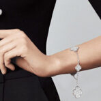 𝐕𝐚𝐧 𝐂𝐥𝐞𝐞𝐟 & 𝐀𝐫𝐩𝐞𝐥𝐬 梵克雅宝•𝐌𝐚𝐠𝐢𝐜 𝐀𝐥𝐡𝐬𝐦𝐛𝐫𝐚不规则图案四叶草5花手链 - 图片 4