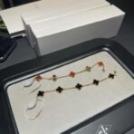 梵克雅宝（Van Cleef & Arpels）Vintage Alhambra 系列 18K 黄金红玛瑙 & 黑玛瑙四叶草手链 - 图片 2