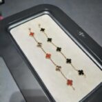 梵克雅宝（Van Cleef & Arpels）Vintage Alhambra 系列 18K 黄金红玛瑙 & 黑玛瑙四叶草手链