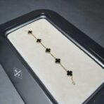 梵克雅宝（Van Cleef & Arpels）Vintage Alhambra 系列 18K 黄金红玛瑙 & 黑玛瑙四叶草手链 - 图片 3