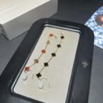 梵克雅宝（Van Cleef & Arpels）Vintage Alhambra 系列 18K 黄金红玛瑙 & 黑玛瑙四叶草手链 - 图片 4