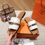 爱马仕 Empire 系列 Kelly 扣拼布穆勒拖鞋 白棕配色 - Imagem 4