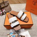 爱马仕 Empire 系列 Kelly 扣拼布穆勒拖鞋 白棕配色 - Imagem 2