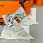 爱马仕 “从洋伞到对决”Twilly小丝巾 米绿色 - Imagem 4