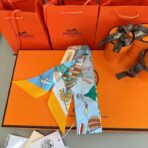 爱马仕 “翱翔天际之梦”Twilly小丝巾 浅蓝色 - 图片 4