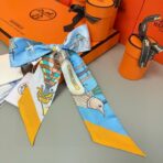 爱马仕 “翱翔天际之梦”Twilly小丝巾 浅蓝色 - 图片 3