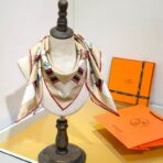 爱马仕 马刺与骏马的披挂 杏色斜纹真丝方巾 - 图片 4