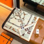 爱马仕 马刺与骏马的披挂 米白斜纹真丝方巾 - 图片 2