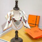 爱马仕 马刺与骏马的披挂 米白斜纹真丝方巾 - 图片 4