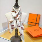 爱马仕 马刺与骏马的披挂 米白斜纹真丝方巾 - 图片 3