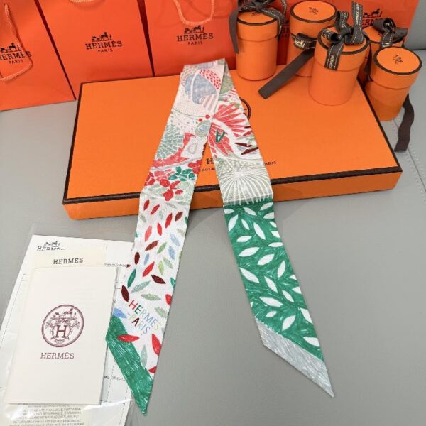 爱马仕(Hermes) “鸟之王国”小丝巾 绿色