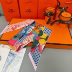 爱马仕Hermes“优雅骑士”Twilly小丝巾 红蓝撞色 - 图片 3