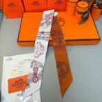 爱马仕Hermes“华丽的缰辔花卉版”Twilly小丝巾 白棕撞色