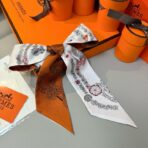 爱马仕Hermes“华丽的缰辔花卉版”Twilly小丝巾 白棕撞色 - Imagem 4