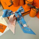 爱马仕Hermes“华丽的缰辔花卉版”Twilly小丝巾 蓝粉撞色 - Image 4