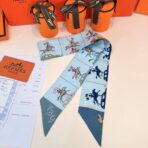 爱马仕(Hermes)“爱马巡游”Twilly小丝巾 浅蓝色 - 图片 2