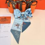 爱马仕(Hermes)“爱马巡游”Twilly小丝巾 浅蓝色 - 图片 3