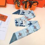 爱马仕(Hermes)“爱马巡游”Twilly小丝巾 浅蓝色 - 图片 4