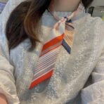 爱马仕Twilly“藏书章”小丝巾 橙蓝撞色 - 图片 3