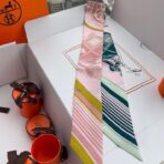 爱马仕Twilly“藏书章”小丝巾 粉蓝撞色 - 图片 2