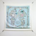 爱马仕《华丽的缰辔花卉版》天蓝色方巾