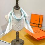 爱马仕《华丽的缰辔花卉版》天蓝色方巾 - 图片 4