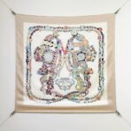 爱马仕《华丽的缰辔花卉版》杏色方巾