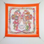 爱马仕《华丽的缰辔花卉版》橙色方巾