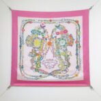 爱马仕《华丽的缰辔花卉版》玫红色方巾