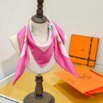 爱马仕《华丽的缰辔花卉版》玫红色方巾 - 图片 4