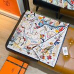 爱马仕《埃米尔奇幻之夜》蓝黄调斜纹真丝方巾 - 图片 4