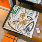 爱马仕《尊贵之轮》斜纹真丝方巾 棕色图案元素 - 图片 3