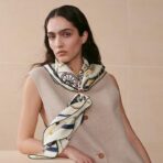 爱马仕《尊贵之轮》斜纹真丝方巾 蓝色图案元素 - 图片 4