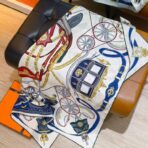 爱马仕《尊贵之轮》斜纹真丝方巾 蓝色图案元素 - 图片 3