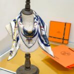 爱马仕《尊贵之轮》斜纹真丝方巾 蓝色图案元素 - 图片 2