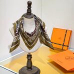 爱马仕《金质马刺》棕色斜纹真丝方巾 - 图片 4