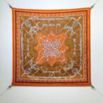 爱马仕《金质马刺》橙色斜纹真丝方巾