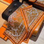 爱马仕《金质马刺》橙色斜纹真丝方巾 - 图片 2