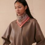 爱马仕《金质马刺》橙色斜纹真丝方巾 - 图片 4