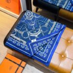 爱马仕《金质马刺》蓝色斜纹真丝方巾 - 图片 3