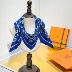 爱马仕《金质马刺》蓝色斜纹真丝方巾 - 图片 4