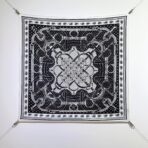 爱马仕《金质马刺》黑色斜纹真丝方巾