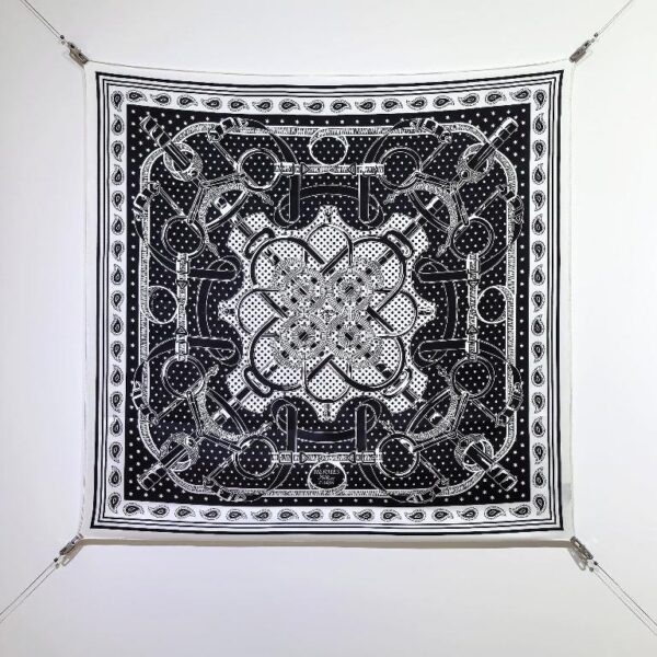 爱马仕《金质马刺》黑色斜纹真丝方巾